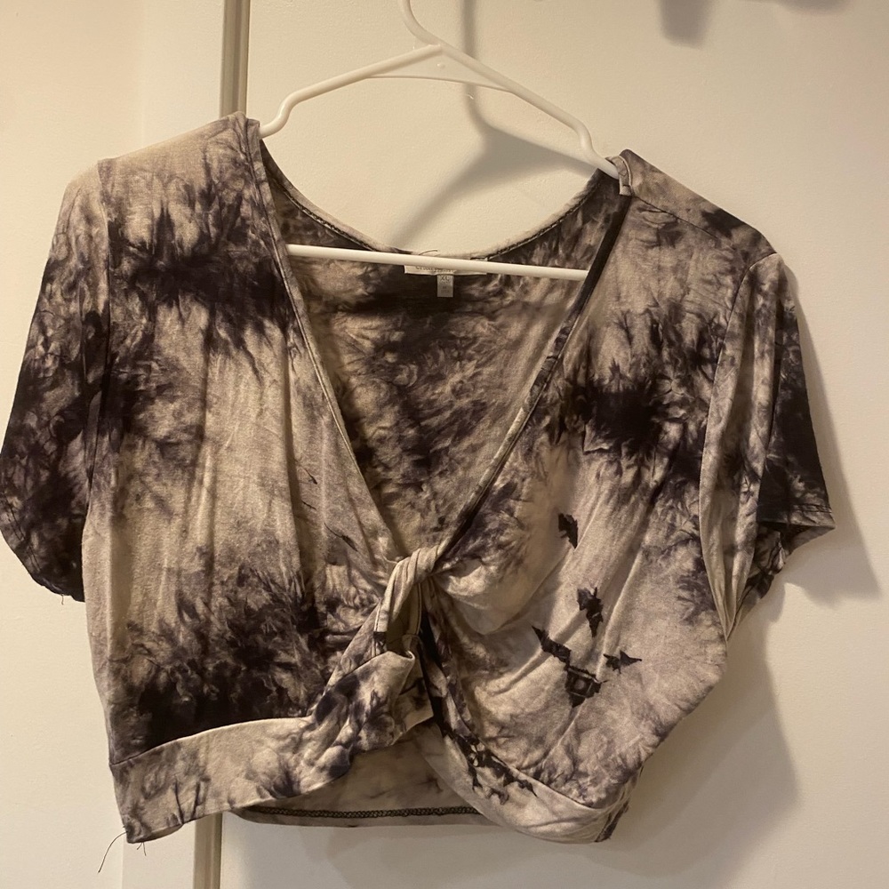 CHARLOTTE RUSSE TIE DYE KNOT DETAIL CROPPED TEE